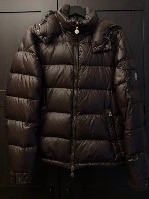 Moncler Maya - En riktigt schysst klassiker Moncler Maya i storlek 2/S,M. Självklart äkta! Små defekter såsom att den har lossnat lite vid cartoon tagen. Annars i mycket bra skick! Passar dig mellan 170-180cm! Bara att skriva vid funderingar!🌟