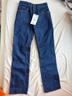 Mörkblå raka jeans från Zara - Helt nya Zara jeans med tags kvar 🤍 Mörkblå tvätt och superfin passform. Storlek 32. Nypris 399 kr. #zara #zarajeans #darkwash #bootcut #flarejeans #lowrise #vintage #jeans