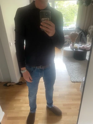 Brun långärmad pikétröja - Säljer en brun långärmad pikétröja med klassisk krage och knäppning vid halsen. Tröjan är enkel och stilren, perfekt att matcha med jeans eller chinos. Materialet känns mjukt och bekvämt mot huden. Är L men sitter som en M
