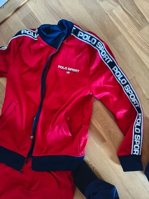 Tracksuit Polo Sport - Schyst track suit från polo sport, använd väldigt få gånger.