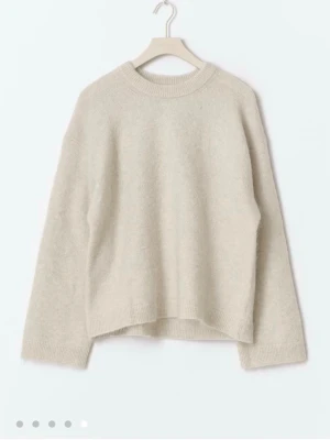 Beige mohair stickad tröja - Beige mohair stickad tröja från Gina Tricot. Nästan ny skick, inget täken på användning alls. Pris kan diskuteras vid snabb affär🥰