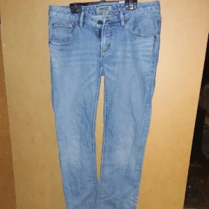 Wesc damjeans, lågmidjade - Knappt använda, något mörkare än på bilden. Storlek 29