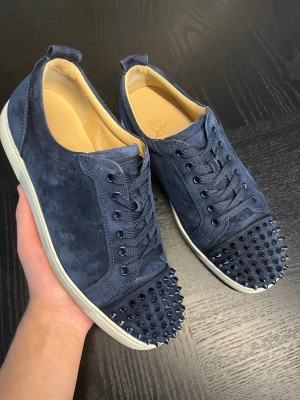 Mörkblåa Christian Louboutin skor  - Eftertraktad och sällsynt model. Skorna är i mycket bra skick - se bilder. Storlek 42,5 passar 43. Garanterad äkthet! Endast skorna. Hör av er vid funderingar! 