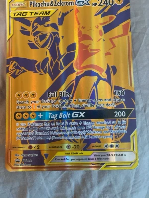 Pikachu & Zekrom GX Tag Team Pokémonkort - Säljer mitt ÄKTA zekerom och pikachu kort från 2021 väldigt fint kort 