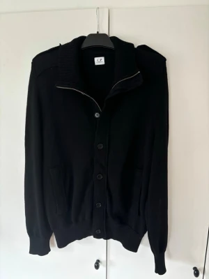 Cp company kofta herr 50 nyskick  - Sjukt snygg unik och sällsynt kofta av absolut högsta kvalite från CP company och storlek 50 säljes. Väldigt eftertraktad och grym passform perfekt för alla tillfällen! Inga hål eller fläckar utmärkt nyskick! Som ny nästintill oanvänd! Pris ej hugget i sten