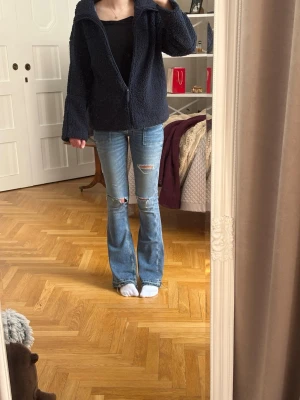 Mörkblå teddyjacka med hög krage - Teddyjacka i mörkblått, fluffigt material med dragkedja framtill och hög krage. Jackan har en avslappnad passform och långa ärmar. Jackan är ifrån Gina Tricot och är använd fåtal ggr💕