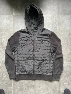J.lindberg cardigan  - Tjena, säljer nu denna riktigt snygga och populära j.lindberg cardiganen, den är i bra skick men lite nopprig och aningen solblekt, inga hål eller liknande vad jag kan hitta, modellen på bilden är 180 cm och väger 65 kg och den sitter lite för stort, går endast ner lite i pris så inga skambud tack, hör av er vid frågor och funderingar🙌🤝 