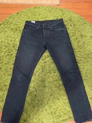 Kings of Indigo Jeans - Ett par väl använda mörkblå Kings of Indigo Jeans i storlek 32/34