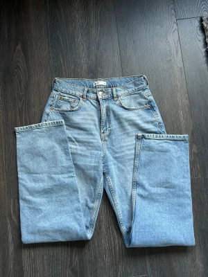Raka jeans Gina tricot  - Superfina jeans i rak modell. Fin blå färg & i ett bra skick! Går precis till naveln på mig men säljs pågrund av att de är fel storlek 🤍Längden är bra på mig och jag är 165 cm 