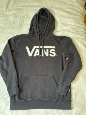 Svart hoodie från Vans med logga - Snygg hoodie från Vans i bra skick🙌 inga konstigheter med den och så, bara att höra av sig som vanligt om det skulle vara något😊🤝