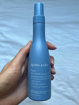 Björn Axén Repair Anti Break Leave In Treatment - Leave-in-kräm som stärker håret och förebygger skador och kluvna toppar. Skyddar håret vid temperaturer upp till 220 °C 🩷. Aldrig använd 😊. Doft: noter av bergamott, jasmin och vanilj.  Hårtyp: Passar alla hårtyper. Speciellt framtagen för skadat och torrt hår.