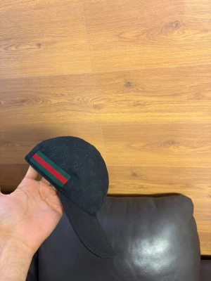 Gucci keps - Äkta gucci keps black label kommer med chippet,taggs och en lapp. Skick:10/10 
