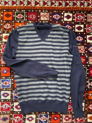 Vintage Randig tröja - Säljer en otroligt snygg och stilig kofta/tröja från 2000. Tröjan är från Calvin Klein jeans och nypris är från 899kr hör av dig vid frågor om tröjan! 