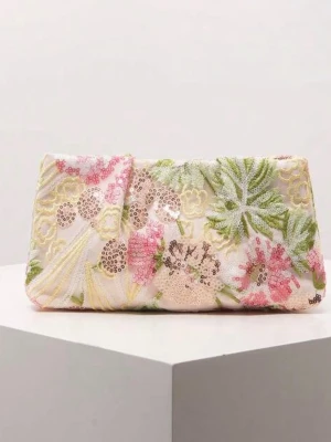Blommig kuvertväska med paljetter - Kuvertväska med broderade blommor i rosa, grönt och beige samt paljetter. Helt ny, aldrig använd. Orkar inte skicka tillbaka därav säljer jag 