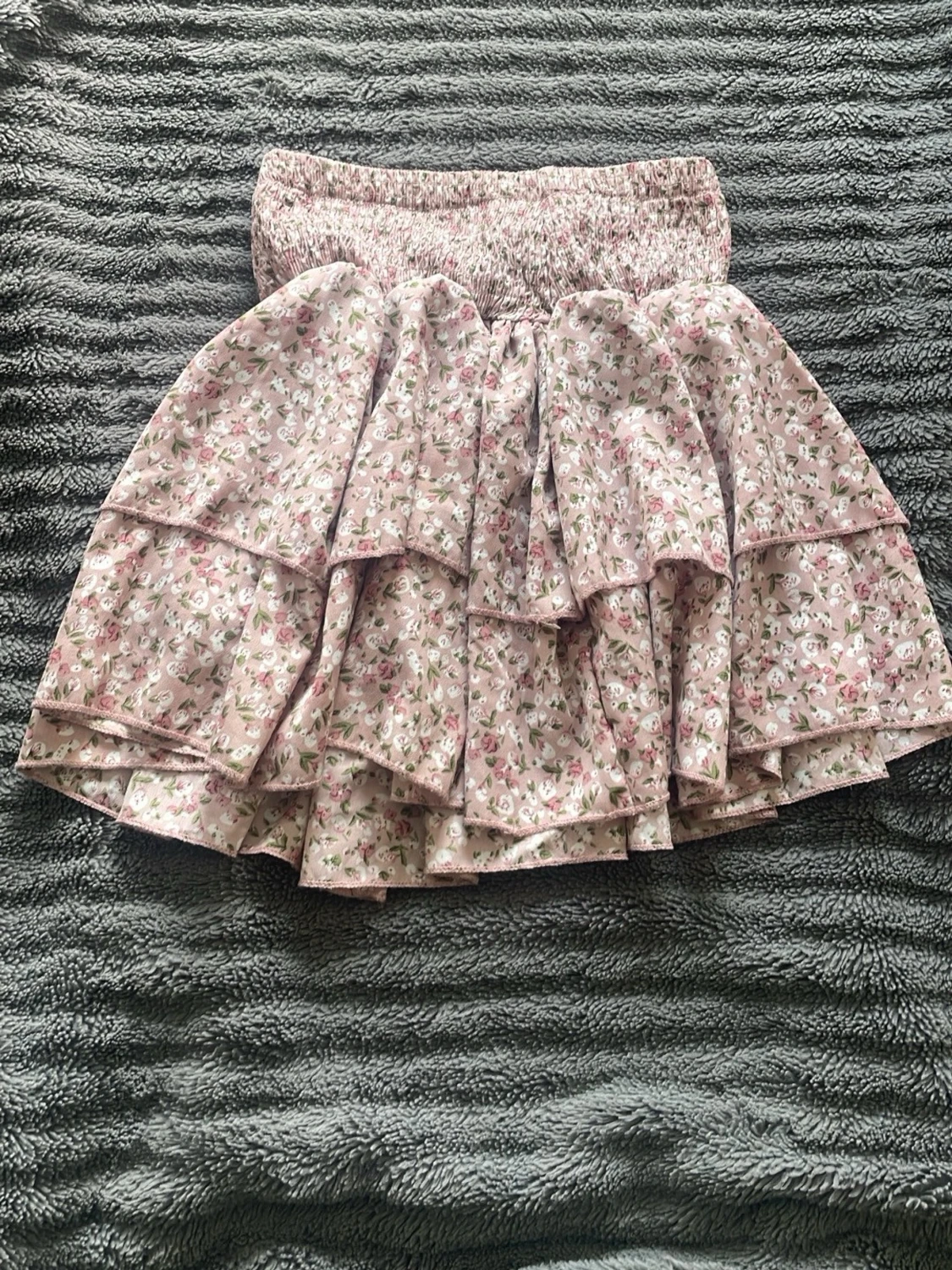 Blommig volangkjol i rosa toner
