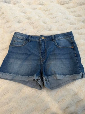 Blå lågmidjade jeans short - Jättesnygga lågmidjade jeans short som passar jättebra nu till sommaren