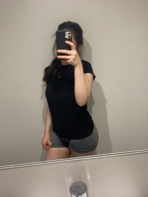 Grå tighta gym shorts - ett par gråa träningsshorts med scrunch på rumpan.