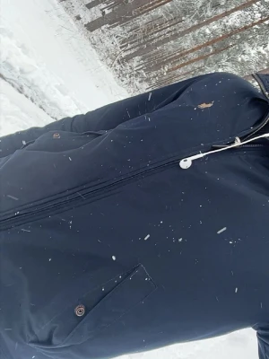 Mörkblå vindjacka från Polo Ralph Lauren - Snygg mörkblå vindjacka från Polo Ralph Lauren. Perfekt för nästan alla väder och årstider.