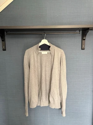 Grå Fullzip/Cardigan från Pier one - Stilren grå fullzip/cardigan från pier one. Riktigt skönt material. Använd ett fåtal gånger