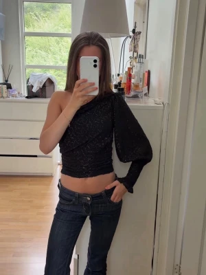 Svart glittrig oneshoulder topp - Snygg glitter topp från Mango. Storlek Xxs. Aldrig använd. Perfekt till festligheter.