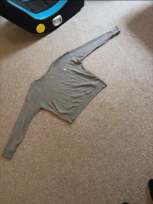Grå sweatshirt från Polo Ralph Lauren - En klassisk grå sweatshirt från Polo Ralph Lauren med rund halsringning och ribbade muddar. Tröjan har en avslappnad passform och är tillverkad i mjukt bomullsmaterial. Perfekt för en chill och stilren look.