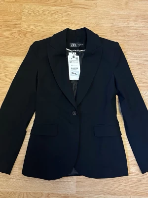 Svart kavaj - Svart kavaj från Zara, strl 34. Aldrig använd, nypris 559 kr