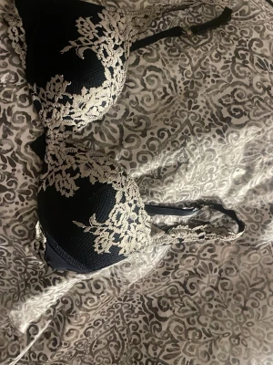 Mörkblå intimissmi push-up bh storlek 70B  - Snygg push-up bh med blommigt mönster. Andvänd men inte så mycket. Pris går defenetift att sänka 