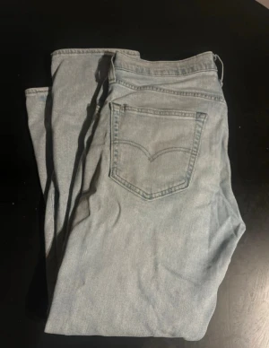 Levis 502 (herr) - Storlek W33 L30. Lite slitna men bra kvalitet.
