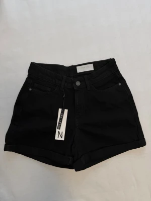 Svarta jeans shorts Noisy May - Svarta jeans shorts från Noisy May 🤍