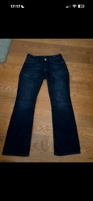 Mörkblå bootcut jeans  - Snygga mörkblå bootcut jeans från Filippa K. Jeansen har medel/låg midja 