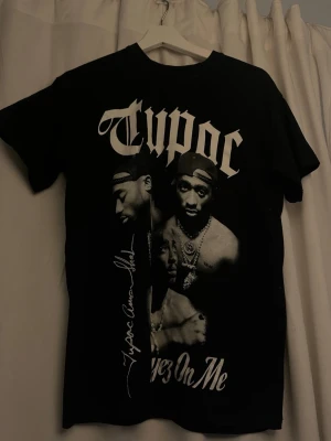 Tupac t shirt - En tupac t shirt väldigt fin säljer pga ingen andvändning❤️