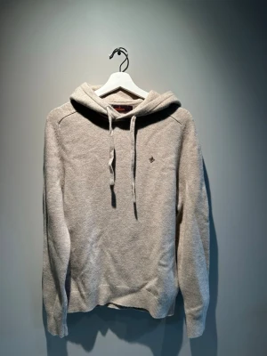 Morris Kashmir hoodie Large - Köpt på NK i Stockholm( kvitto finns/ köpbevis). Den är tillverkad uttav Kashmir vilket är ett väldigt exklusivt material som hanterar värme väldigt effektivt(svårt och väldigt dyrt att få tag i). Man är aldrig frusen i denna tröja och man är sällan för varm i den. Den håller alltid en bra temperatur.Tröjan är i väldigt bra skick och använd kanske 3-4 gånger. Den har lite knottror men är enkelt att ta bort. Det är en storlek Large men passar nog den som är 177-189cm. Den går att justera lite som