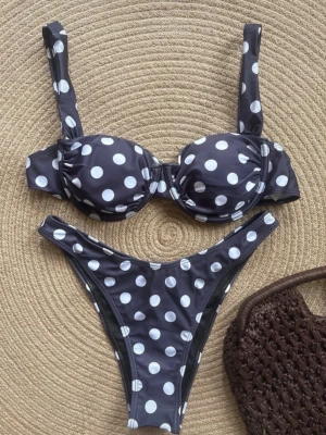 Bikini polka dot vintage - Underbar polka dot bikini i vintage style! 🍒 Inlägg som går att ta ut, justerbara axelband, helt ny!  Köp gärna med bundle för rabatt 🌞