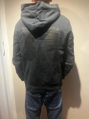 J.lindeberg hoddie - J.lindeberg hoddie i färgen svart och storlek S. Har ett stort snyggt tryck på ryggen. Hoodien är i mycket bra skick. Modellen är 177cm och väger 65kg. Skriv för mer information✨✨