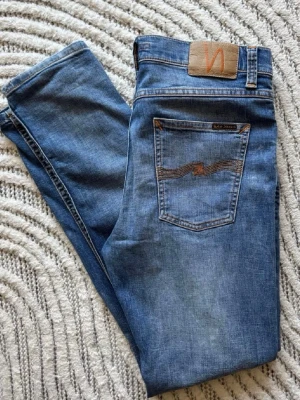 Nudie Jeans Lean Dean - Tvär sköna Nudie jeans. Skick 9/10. Modell Lean Dean och färgen är Broken sage. Storlek W30/L30