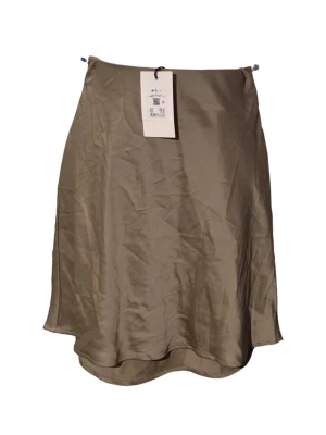 Kjol satin i storlek XS. Nypris 299 kr - Kjol satin khakifärgad. Glansigt och silkigt tyg. A-linjeformad. Material 98 % polyester och 2 % elastan. Storlek XS. Midjebredd ca 33-36 cm och längd ca 43 cm. 324/30