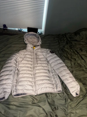 Parajumper last minute puffer - Säljer nu min snygga parajumper Last Minute Super Lightweight Hooded Jacket i färgen London Fog. Jackan köpte jag 2024 på nordiska kompaniet i Göteborg för 5500kr och den är använd bara tidig höst samt sen sommaren 2024. Jackan är en perfekt vår och höst Jacka men jag använde den även kvällar på sen sommaren, jackanden andas väldigt bra samtidigt som den värmer grymt. Negativa med jackan är fläcken på vänster bröst men ingenting man märker så sätt samt att fläcken bör gå bort med något medel. 