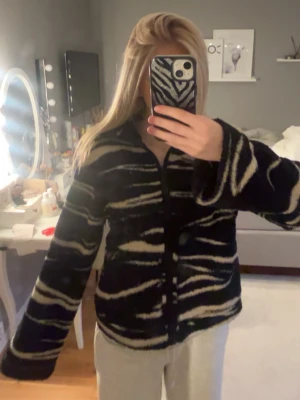 Zebra teddy jacka  - Så snygg slutsåld teddy jacka från hm! Använd sparsamt och i väldigt bra skick!❣️