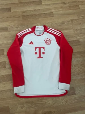 Bayern München Kimmich - Säljer denna fotbolls tröja. Köpte på unisport