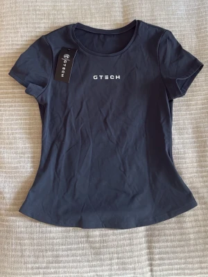 Mörkblå T-shirt från Gtech - Mörkblå träningströja från Gtech.💓💓 Ej använd med prislapp kvar. Har endast provat tröjan.