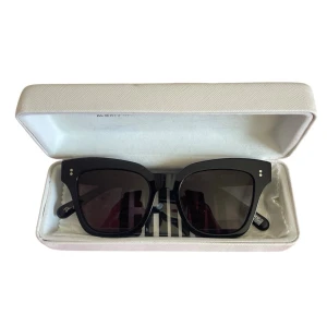 CHIMI 005 Berry solglasögon - Svarta 005 Berry Chimi solglasögon med cat-eye stil ⭐️Köpta second hand, passade tyvärr inte mig. Sparsamt använda, lätt repade, skick syns i bilderna! Originalfodral medföljer