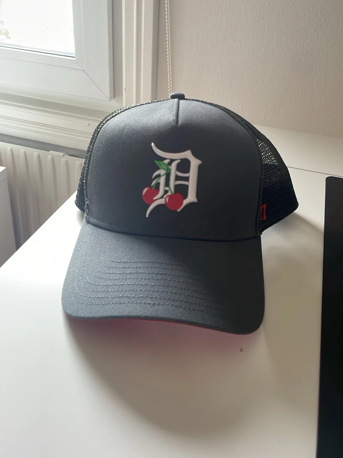 Svart keps med körsbär och Detroit tigers 