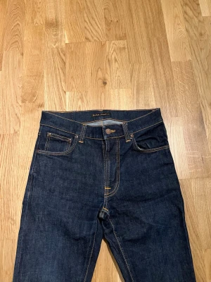 Nudie Jeans  - Klassiska Nudie Jeans för män. Storlek Waist 30 / Lenght 34. Mycket bra skick inga skador/slitage.  Hör av dig vid intresse/frågor. PRIS KAN DISKUTERAS!