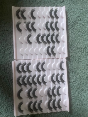 Svarta lösögonfransar i multipack - Säljer två förpackningar med svarta lösögonfransar. Fransarna är täta och har en böjd form för att ge volym och längd till dina ögon. 