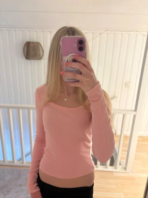 Rosa ribbad topp från Nelly - Supersöt ljusrosa långärmad topp från Nelly i ribbat material. Toppen har en rundad halsringning och sitter tight mot kroppen. Perfekt att styla med jeans eller kjol för en fräsch look.