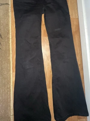 Weekday - Svarta jeans med utsvängda ben och klassisk femficksmodell. Jeansen är lågmidijade och är tillverkade i ett stretchigt material som ger en bekväm passform. Har använt et par få tal gånger men är typ helt nytt. Dom passar XS men också S