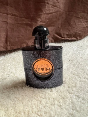 Yves Saint Laurent Black Opium parfym - Säljer en ikonisk Black Opium parfym från Yves Saint Laurent. Parfymen är i 30ml och nästan helt full! 