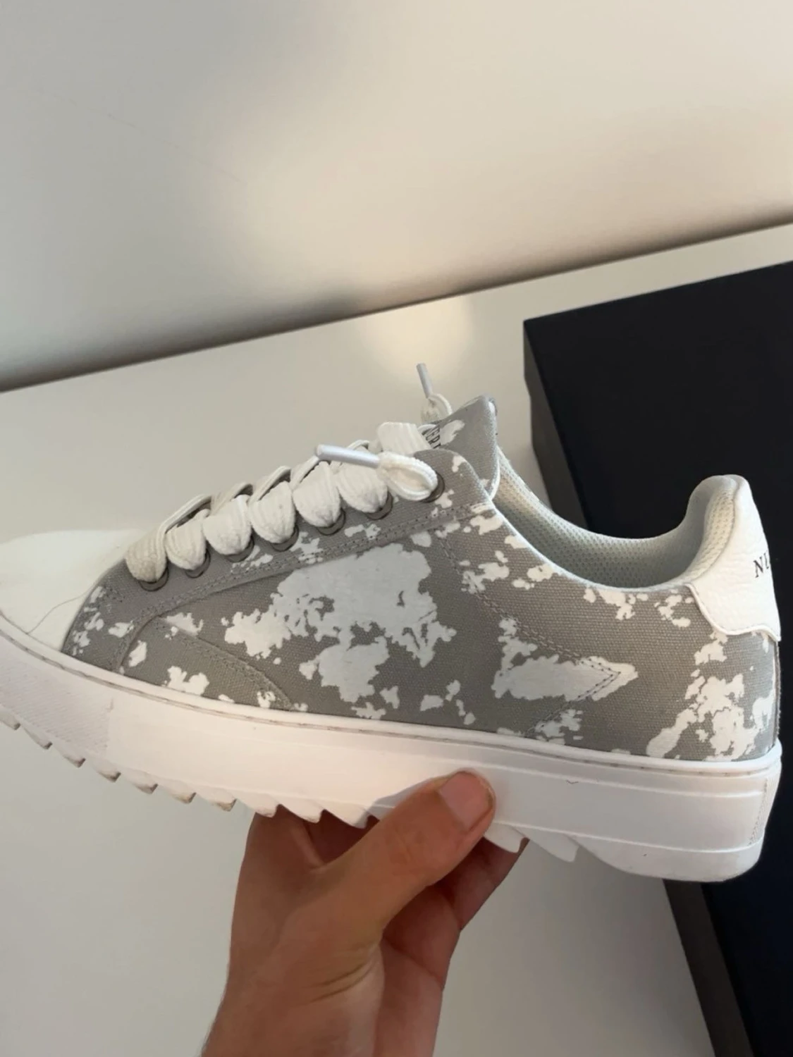 Gråvita sneakers från Numeris - 2