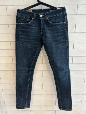 DonDup George Jeans - DonDup George | Storlek: 31 | Färg: Mörkblå | Modell: George (slim) | Skick: 9/10, sjuka fades! | Nypris: 250€