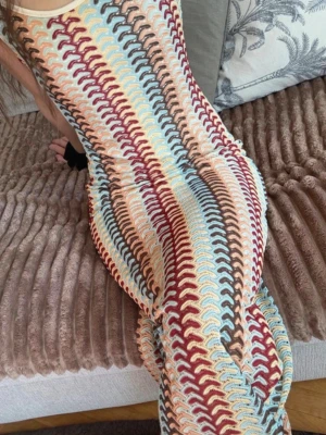 Trendig klänning med Missoni inspirerat mönste - Så snygg och bekväm klänning! 🍓 Figursydd med virkad look, helt ny 🌸  Köp gärna med bundle för rabatt 🌞